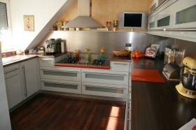 <h1>Küchen</h1><p>Dem kreativen Bereich Ihrer Wohnung verpassen wir Perfektion und Stil! Wir planen Ihre Küche und integrieren die notwendigen Geräte so, dass der Komfort deutlich spürbar ist.</p><p>Wir bieten verschiedenste Varianten an Holzarten und -farben, Griffen, Schließmechaniken und Beleuchtungen, die wir individuell in Ihre Küche integrieren können. </p><p><a href=_/so-erreicht-man-uns.html data-gentics-aloha-repository="ajax-repository" data-gentics-aloha-object-id="a205568e-a35a-39a3-d1ee-4e868cce53e4" data-ajax-repository-temporary-data="So erreicht man uns">Sprechen Sie uns an!</a></p>